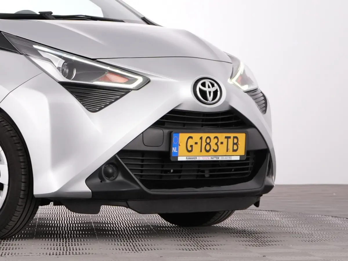 1.0 VVT-i x-play | AIRCO | CAMERA | CARPLAY !