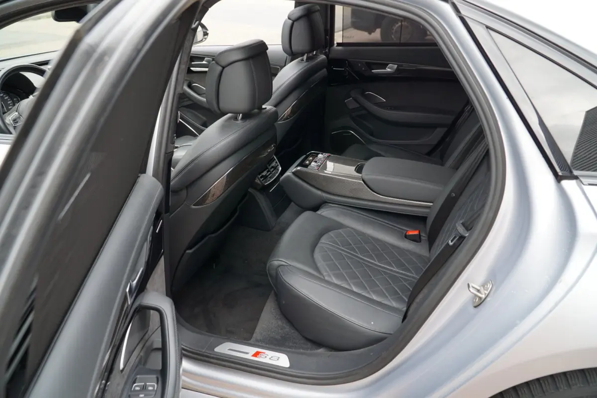 4.0 TFSI S8 plus quattro Pro Line+ 605 PK