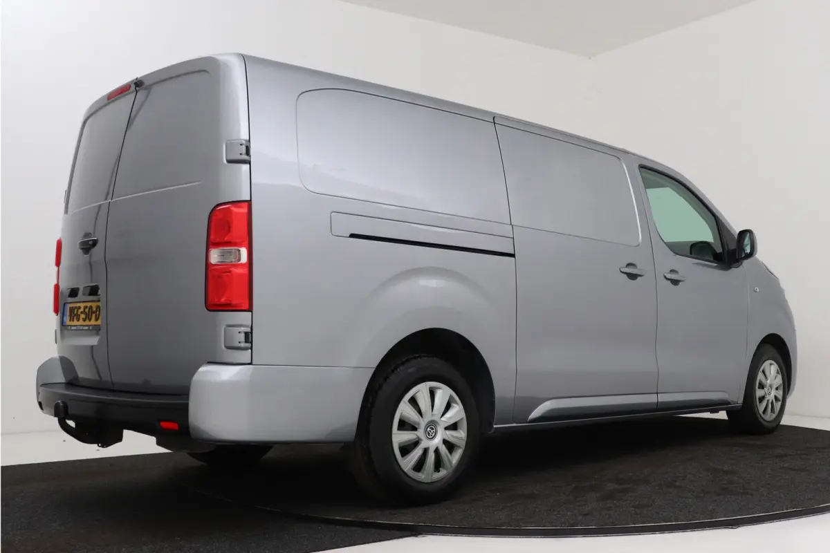 2.0 D-4D Professional | Trekhaak | L3 | Betimmering | Climate Control | Camera | AUTOMAAT |