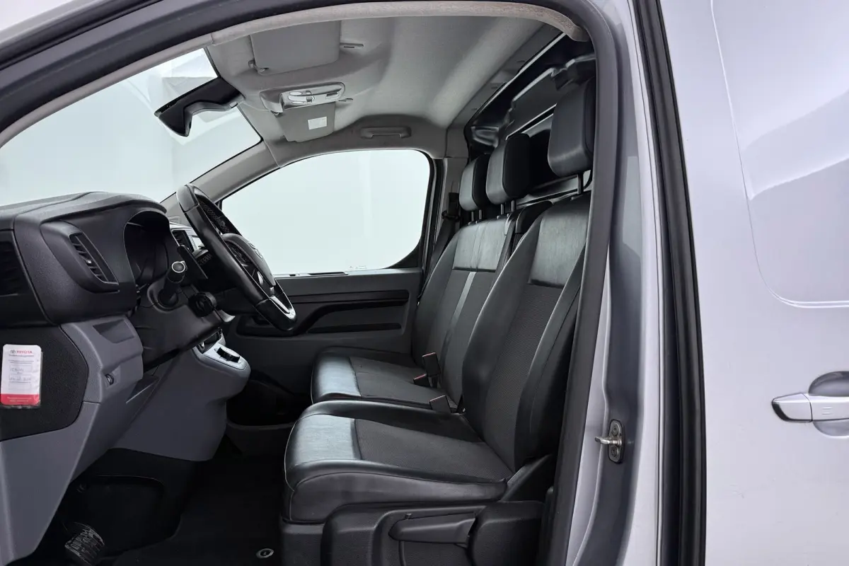 2.0 D-4D Professional | Trekhaak | L3 | Betimmering | Climate Control | Camera | AUTOMAAT |