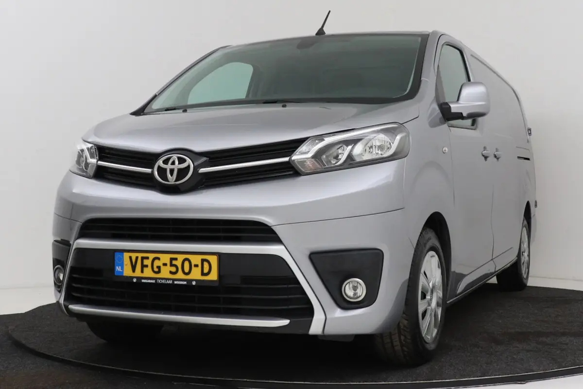 2.0 D-4D Professional | Trekhaak | L3 | Betimmering | Climate Control | Camera | AUTOMAAT |