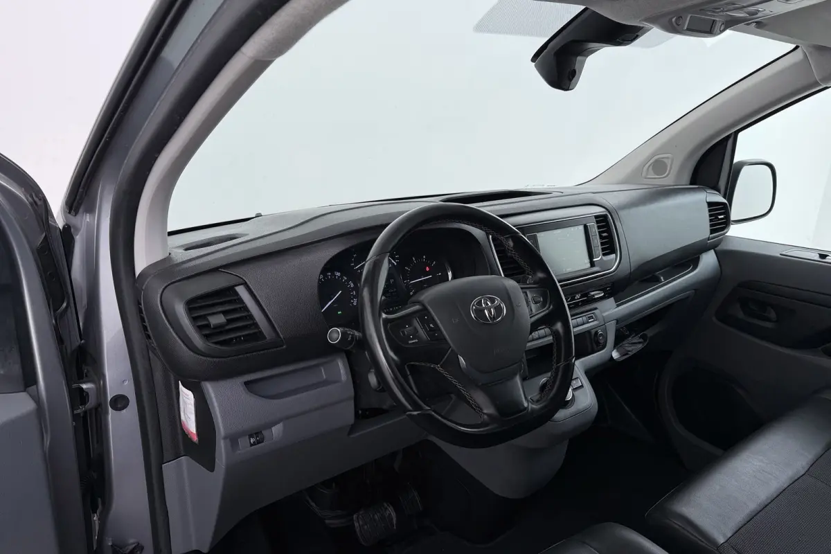 2.0 D-4D Professional | Trekhaak | L3 | Betimmering | Climate Control | Camera | AUTOMAAT |