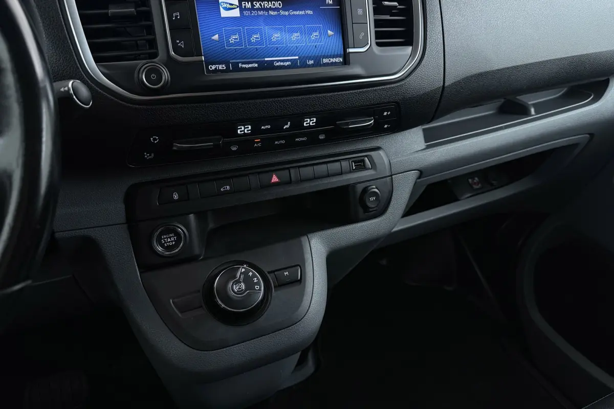 2.0 D-4D Professional | Trekhaak | L3 | Betimmering | Climate Control | Camera | AUTOMAAT |