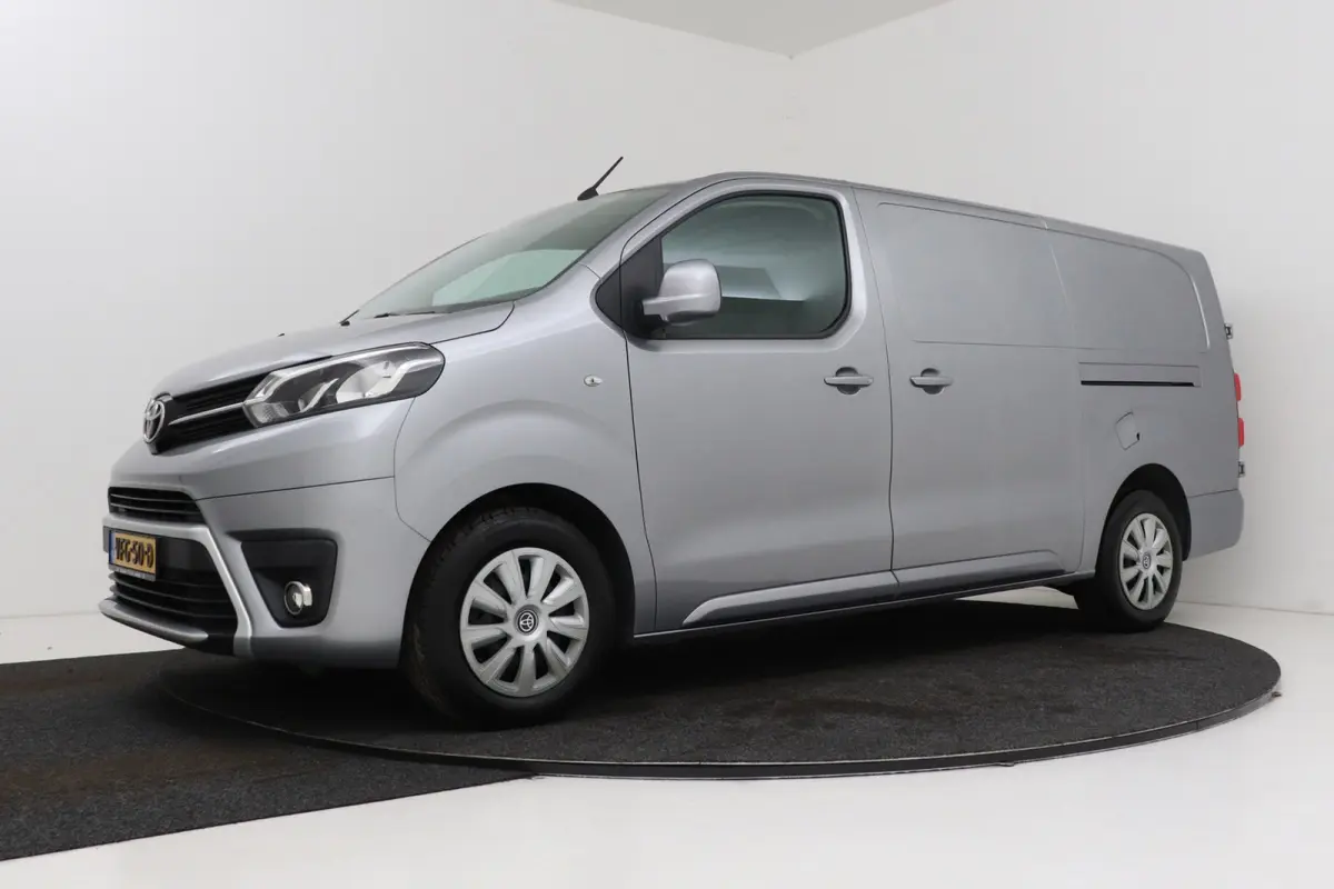 2.0 D-4D Professional | Trekhaak | L3 | Betimmering | Climate Control | Camera | AUTOMAAT |