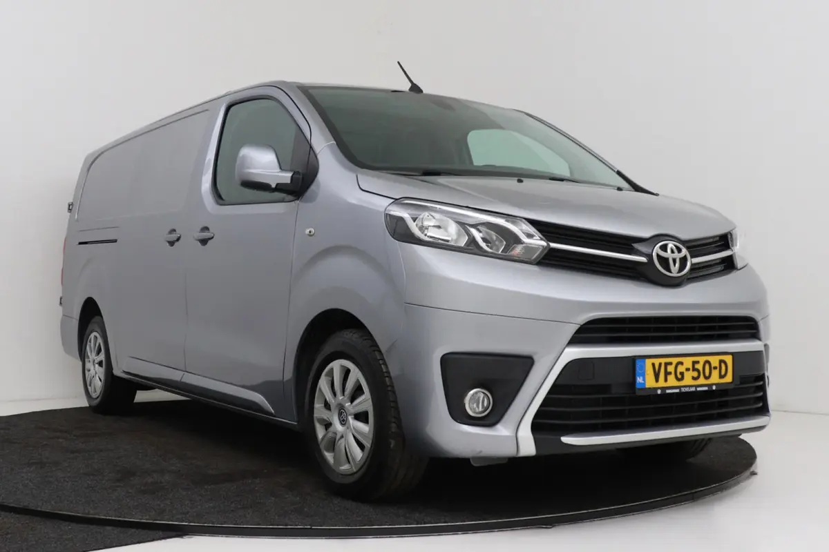 2.0 D-4D Professional | Trekhaak | L3 | Betimmering | Climate Control | Camera | AUTOMAAT |