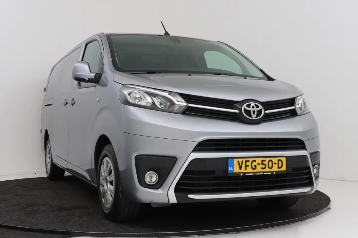 2.0 D-4D Professional | Trekhaak | L3 | Betimmering | Climate Control | Camera | AUTOMAAT |