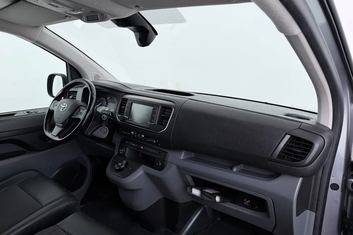 2.0 D-4D Professional | Trekhaak | L3 | Betimmering | Climate Control | Camera | AUTOMAAT |