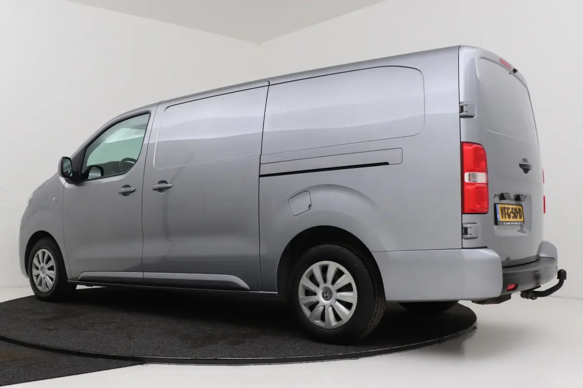2.0 D-4D Professional | Trekhaak | L3 | Betimmering | Climate Control | Camera | AUTOMAAT |
