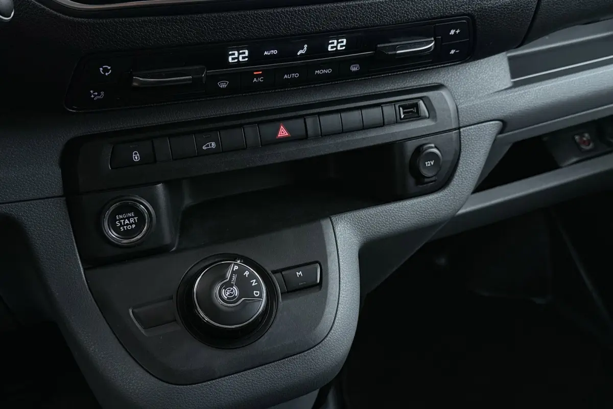 2.0 D-4D Professional | Trekhaak | L3 | Betimmering | Climate Control | Camera | AUTOMAAT |
