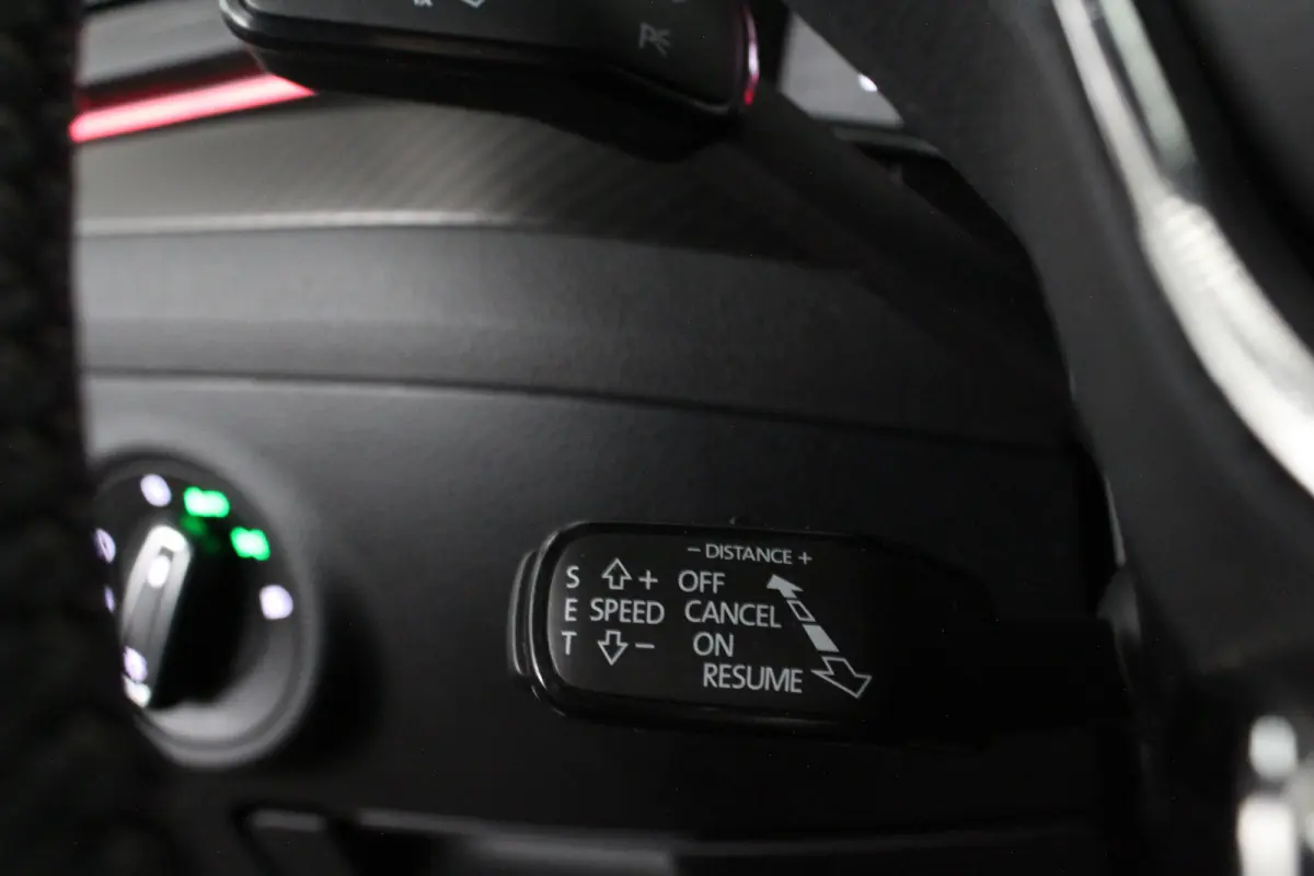 2.0 TDI SportLine > 200pk/Pano.schuif/19 Inch/Stoelverwarming/All-season...