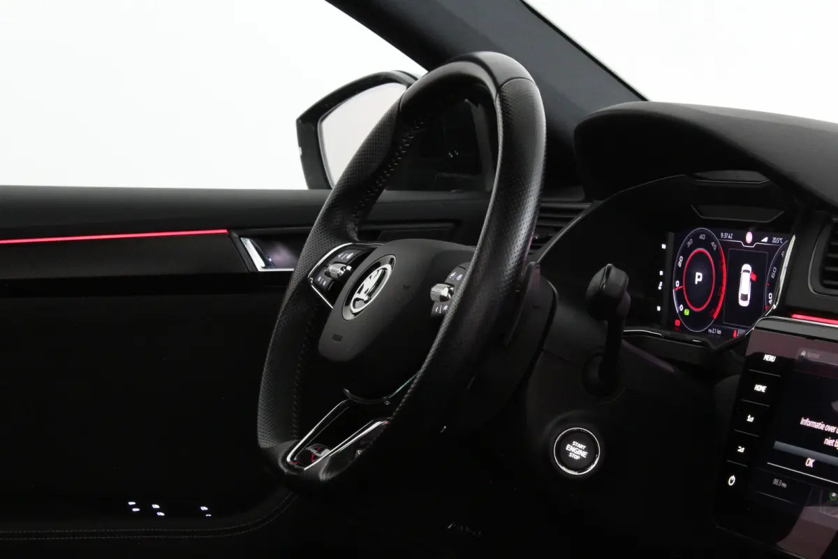 2.0 TDI SportLine > 200pk/Pano.schuif/19 Inch/Stoelverwarming/All-season...