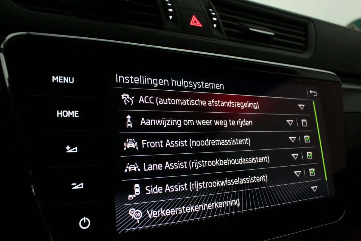 2.0 TDI SportLine > 200pk/Pano.schuif/19 Inch/Stoelverwarming/All-season...