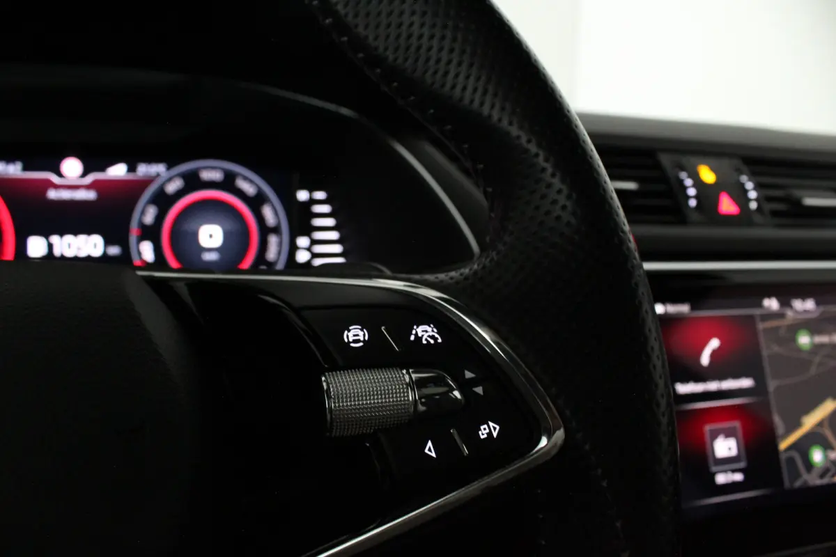 2.0 TDI SportLine > 200pk/Pano.schuif/19 Inch/Stoelverwarming/All-season...
