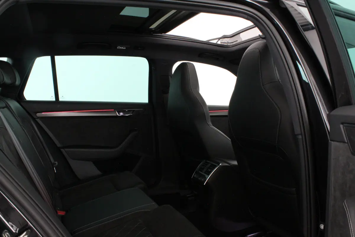 2.0 TDI SportLine > 200pk/Pano.schuif/19 Inch/Stoelverwarming/All-season...