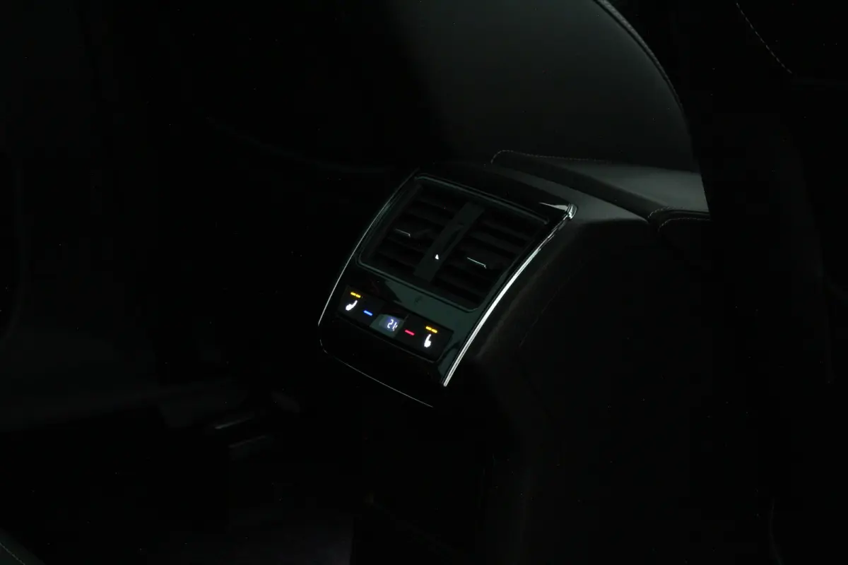 2.0 TDI SportLine > 200pk/Pano.schuif/19 Inch/Stoelverwarming/All-season...