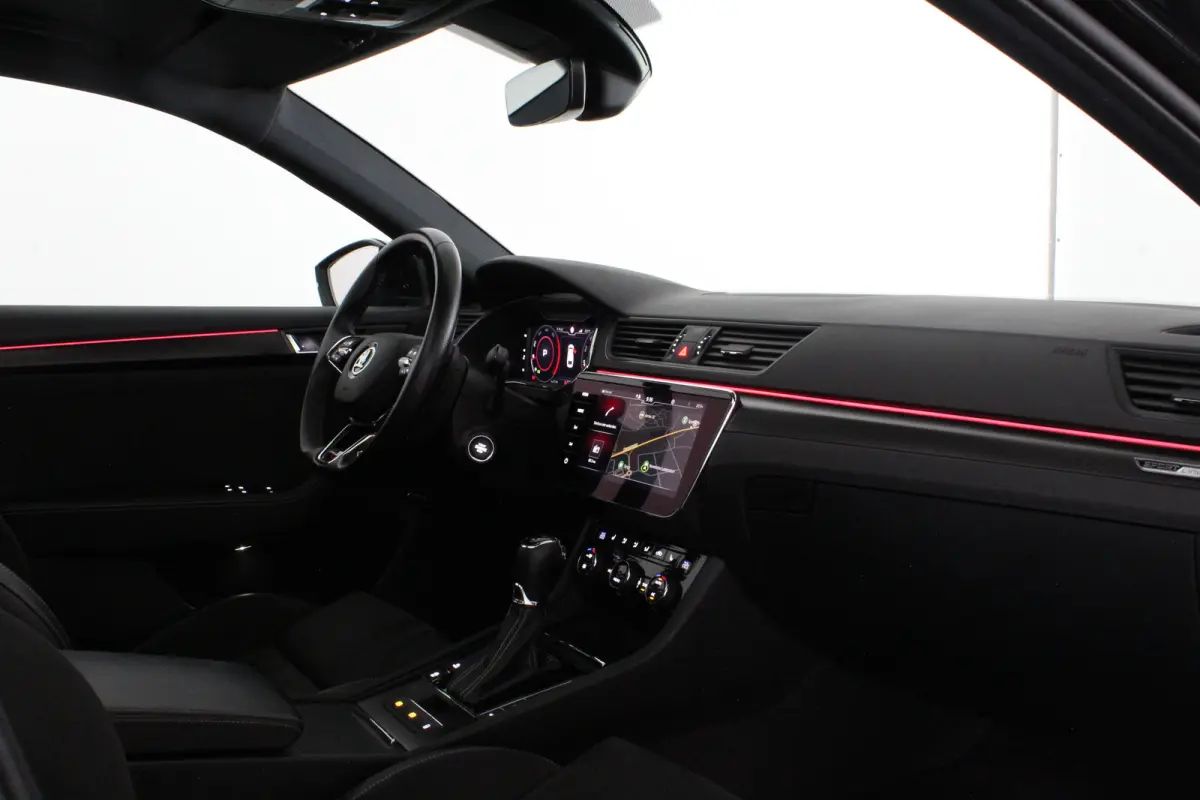2.0 TDI SportLine > 200pk/Pano.schuif/19 Inch/Stoelverwarming/All-season...