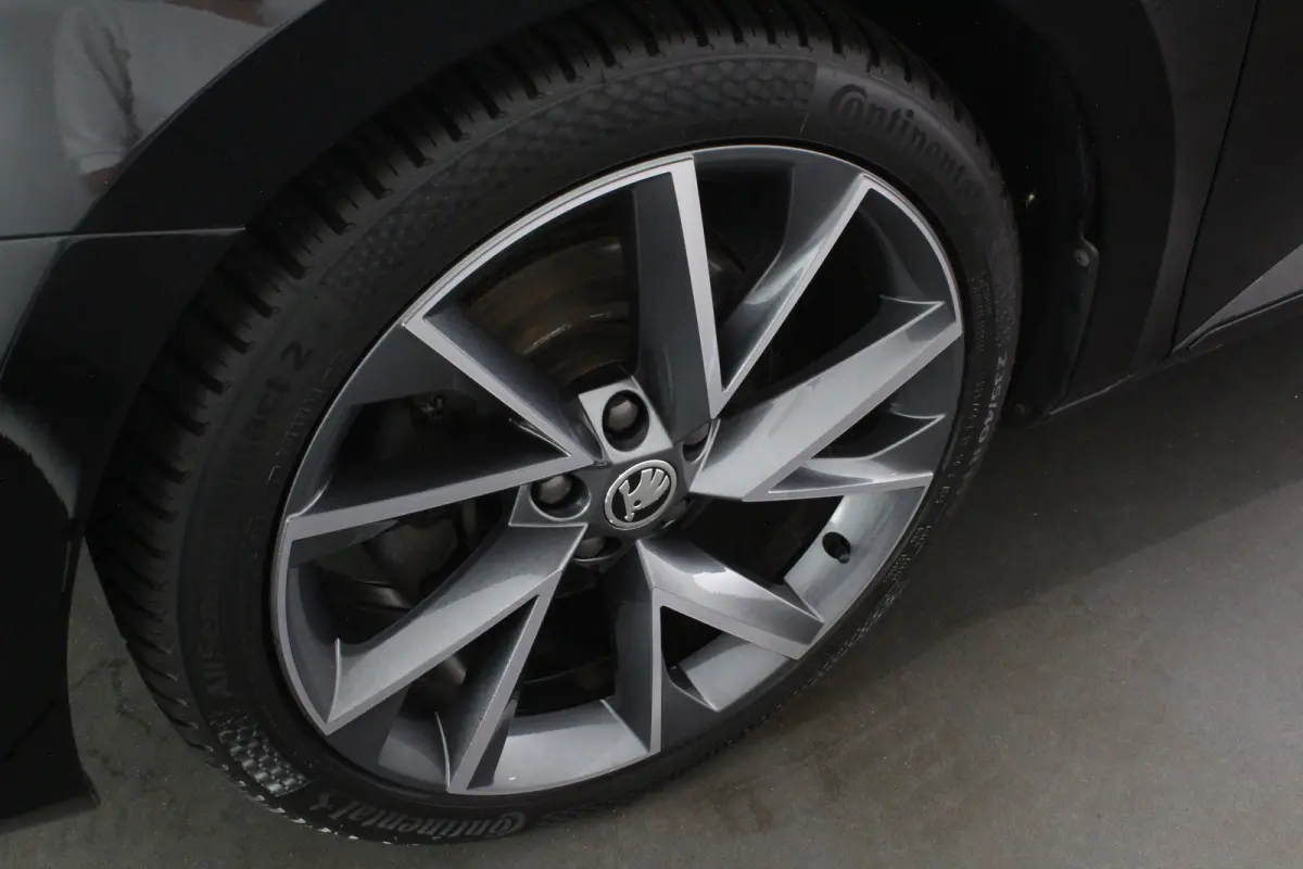 2.0 TDI SportLine > 200pk/Pano.schuif/19 Inch/Stoelverwarming/All-season...