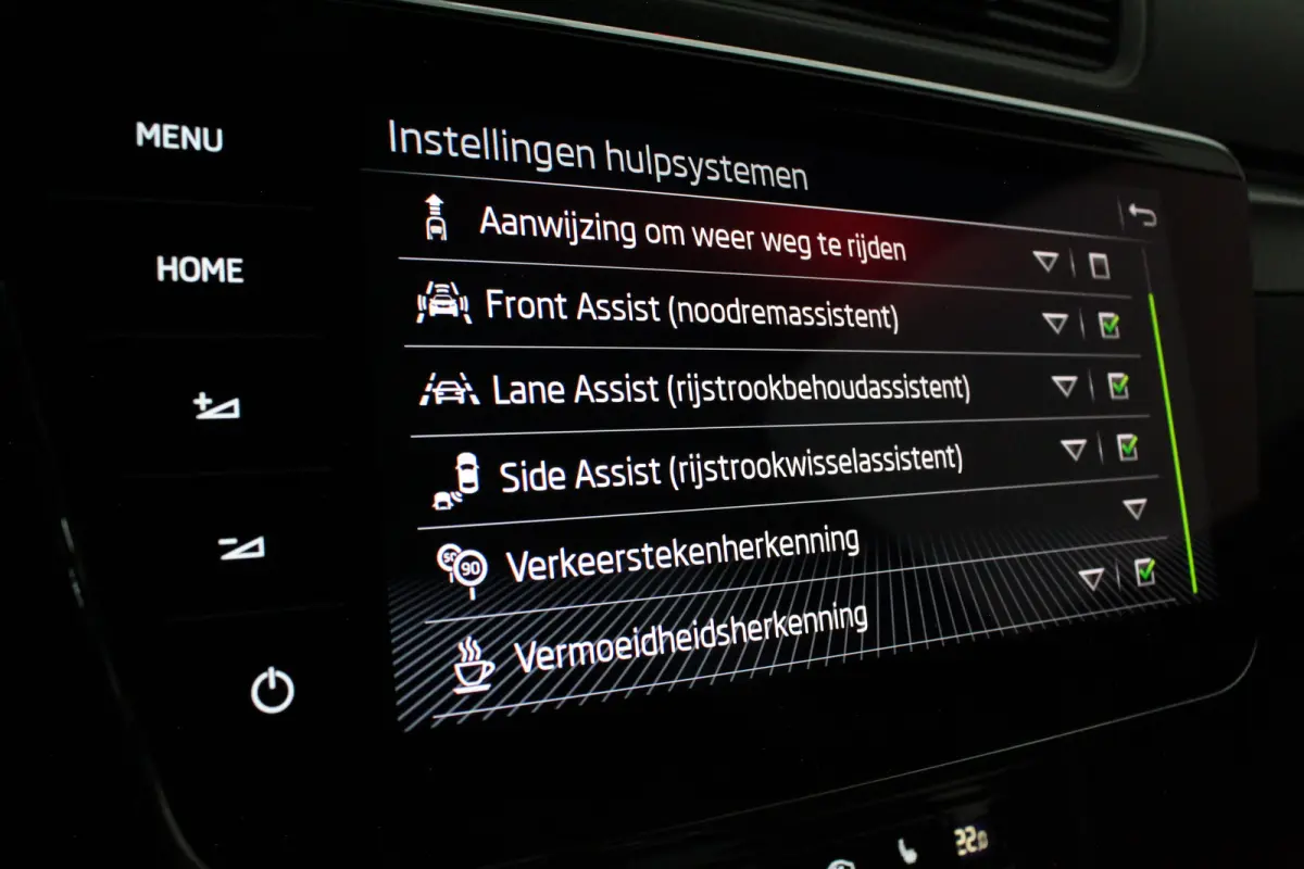 2.0 TDI SportLine > 200pk/Pano.schuif/19 Inch/Stoelverwarming/All-season...