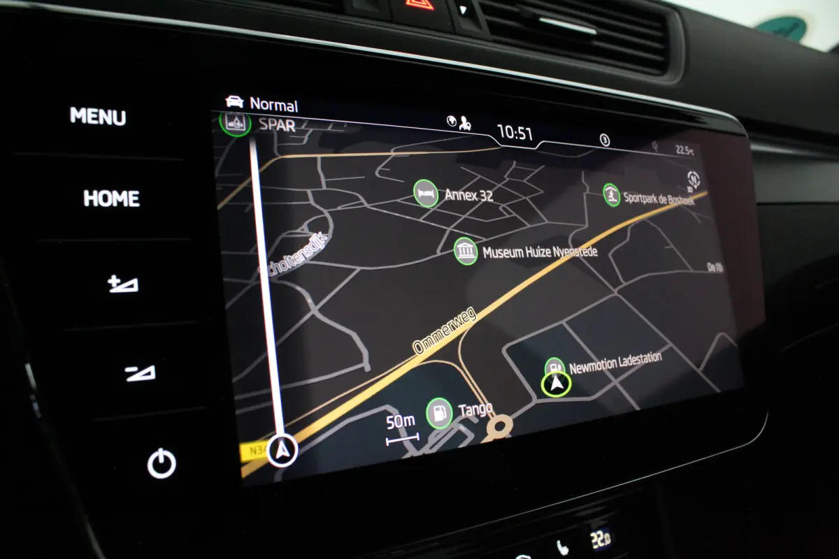 2.0 TDI SportLine > 200pk/Pano.schuif/19 Inch/Stoelverwarming/All-season...