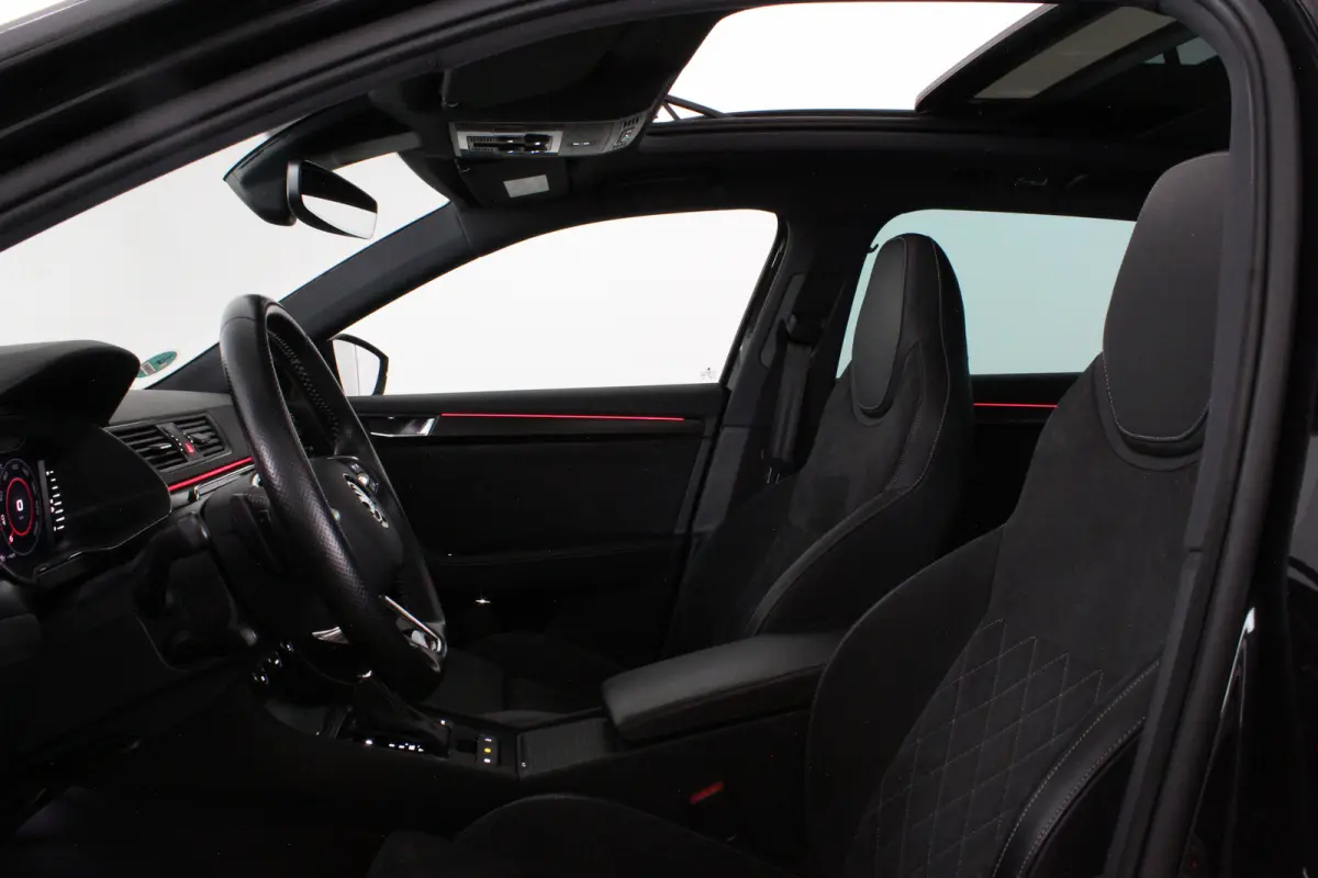 2.0 TDI SportLine > 200pk/Pano.schuif/19 Inch/Stoelverwarming/All-season...
