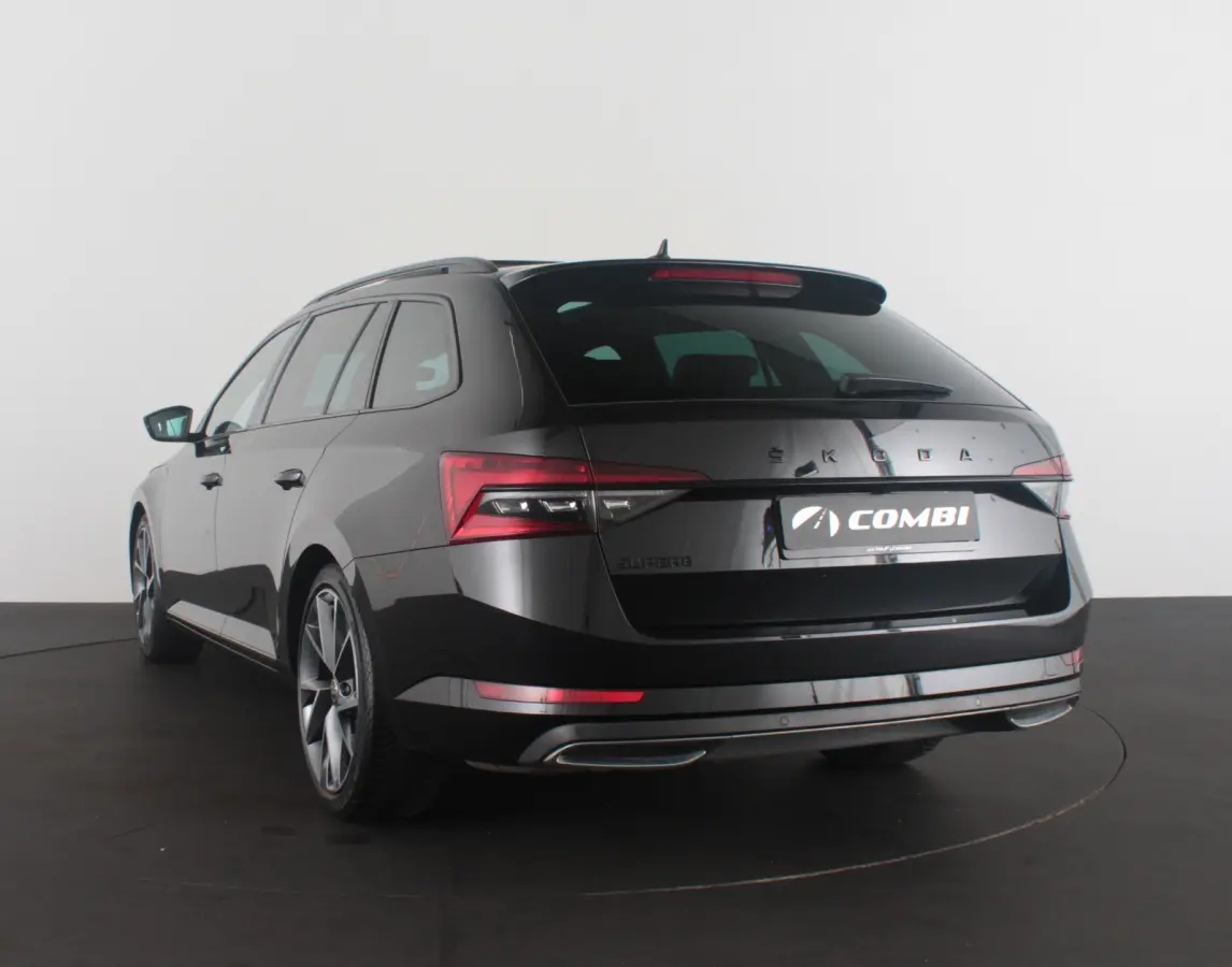 2.0 TDI SportLine > 200pk/Pano.schuif/19 Inch/Stoelverwarming/All-season...
