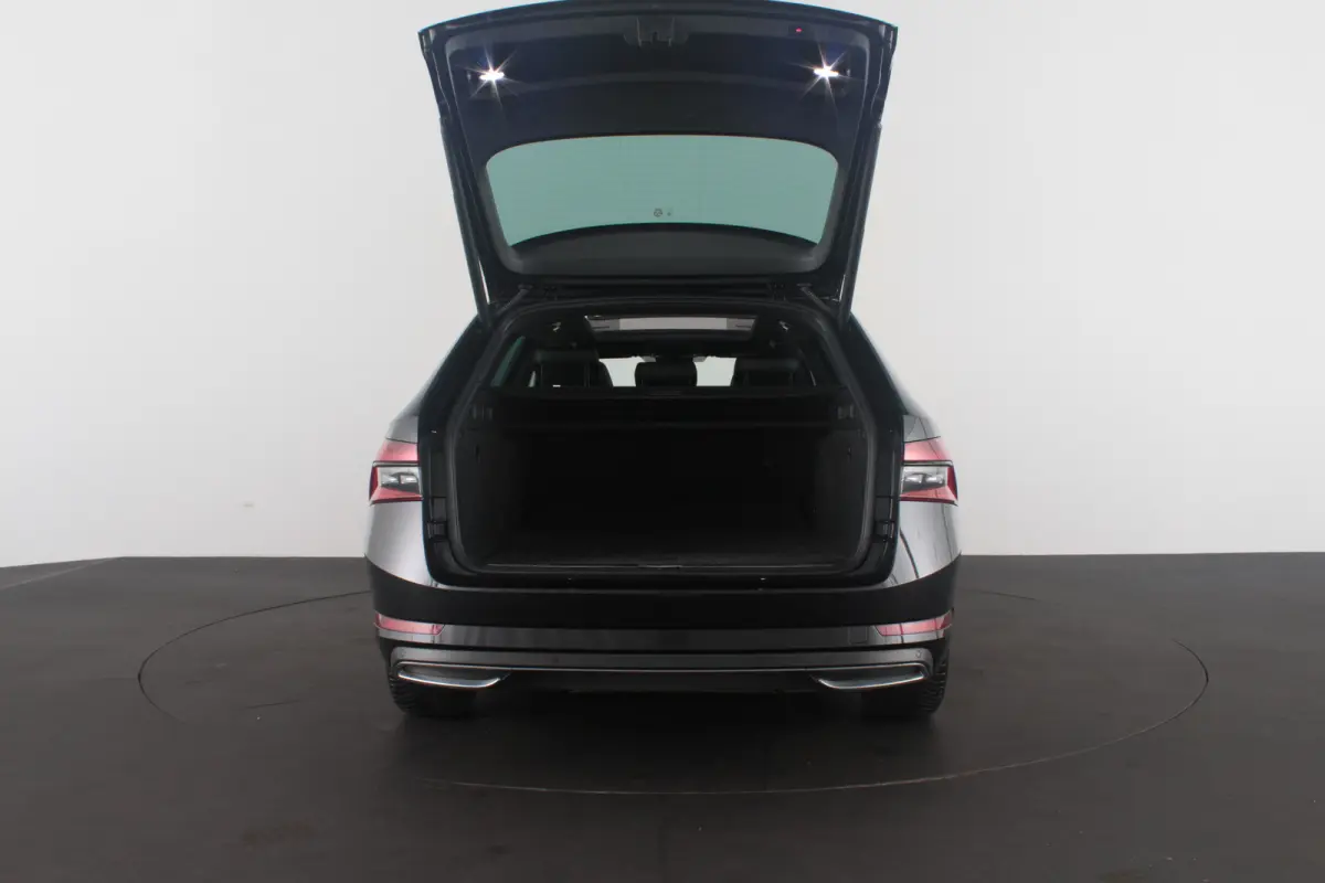 2.0 TDI SportLine > 200pk/Pano.schuif/19 Inch/Stoelverwarming/All-season...