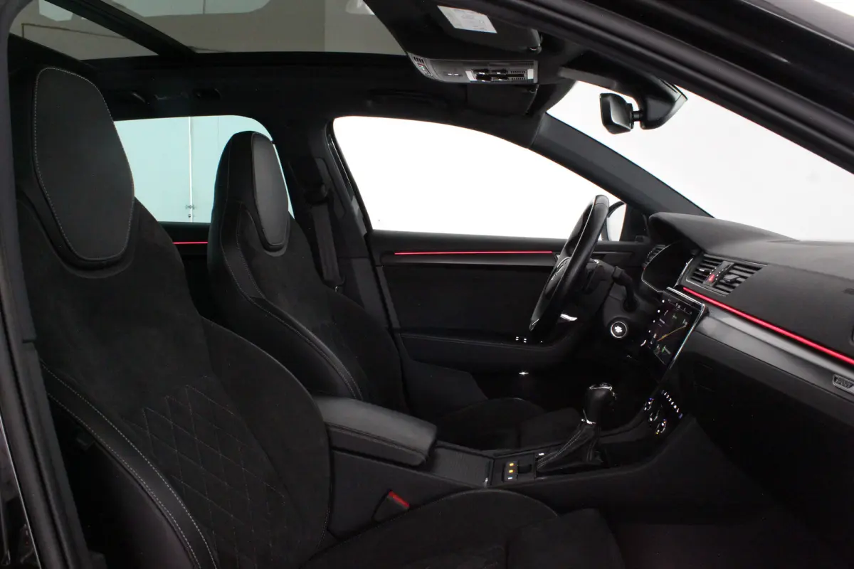 2.0 TDI SportLine > 200pk/Pano.schuif/19 Inch/Stoelverwarming/All-season...