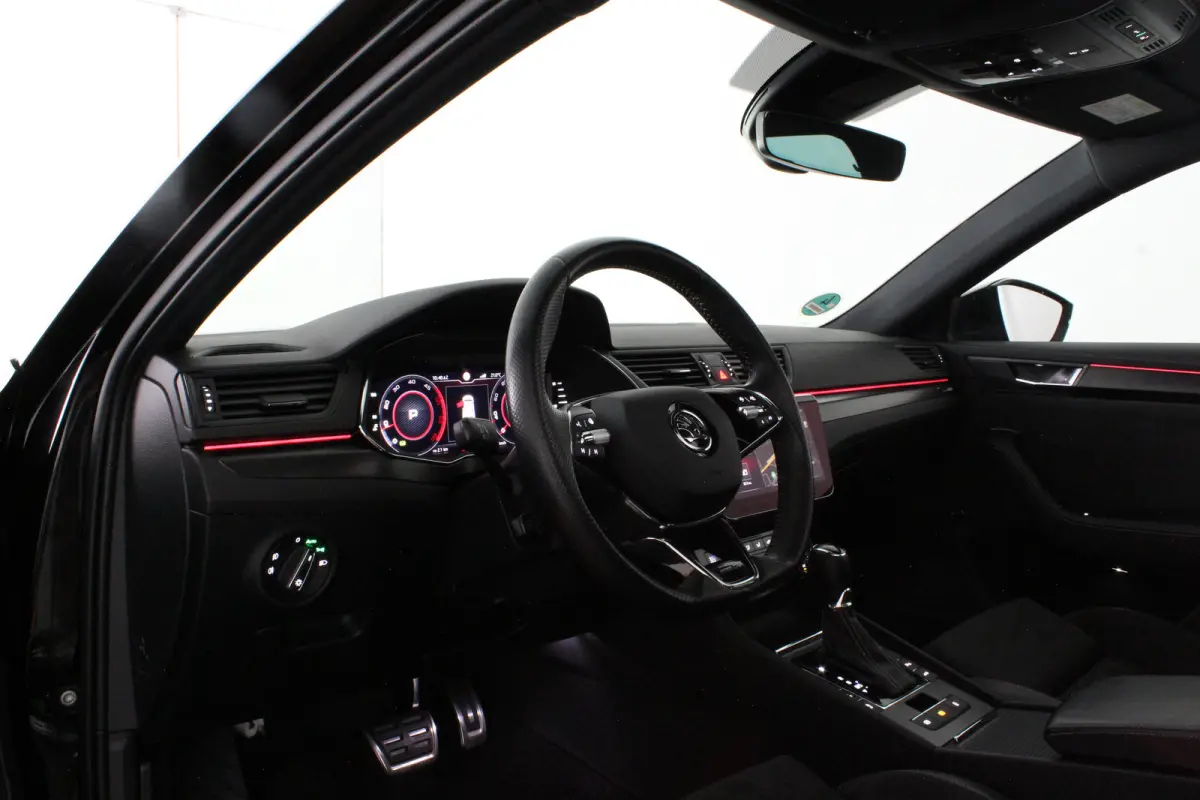 2.0 TDI SportLine > 200pk/Pano.schuif/19 Inch/Stoelverwarming/All-season...