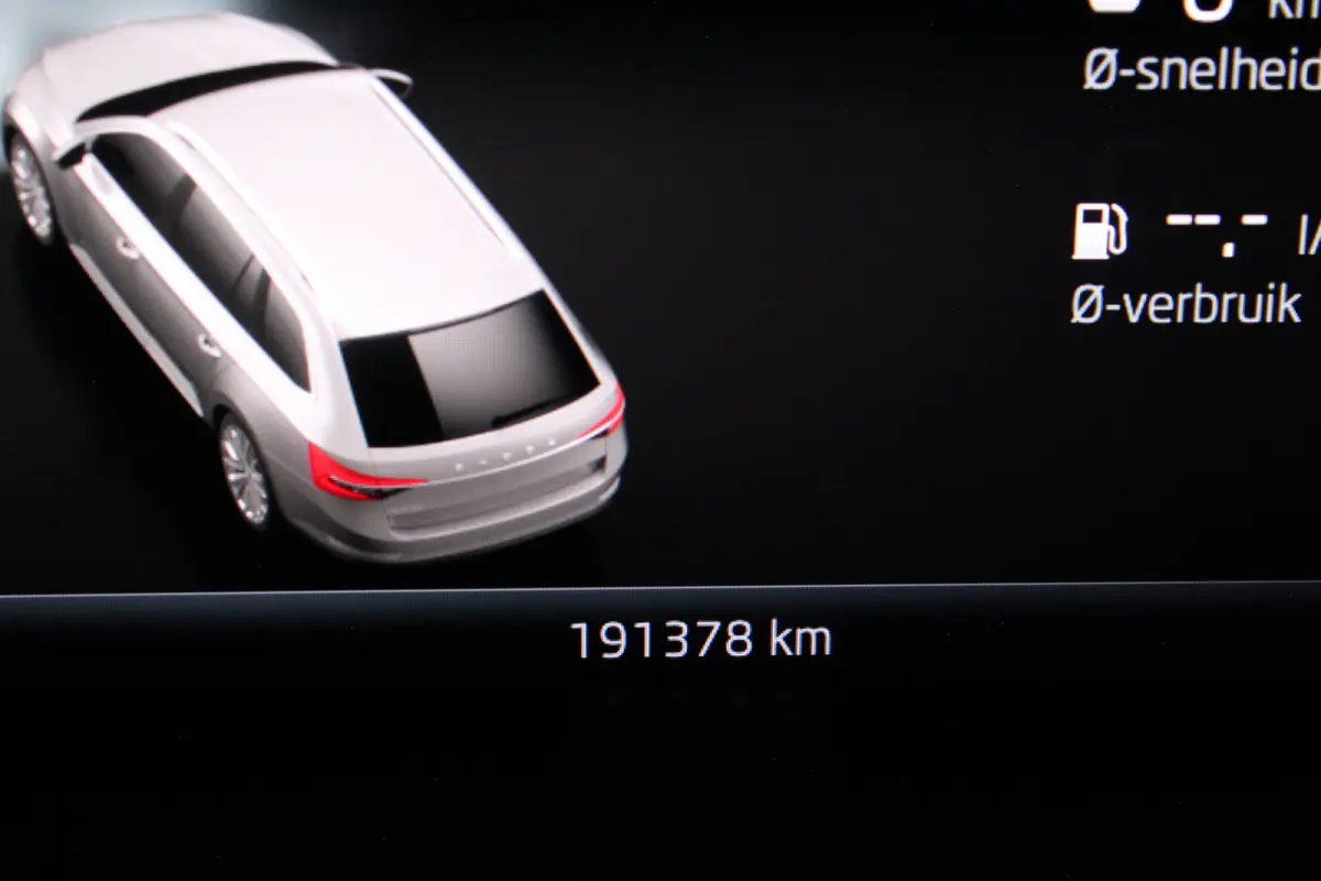 2.0 TDI SportLine > 200pk/Pano.schuif/19 Inch/Stoelverwarming/All-season...