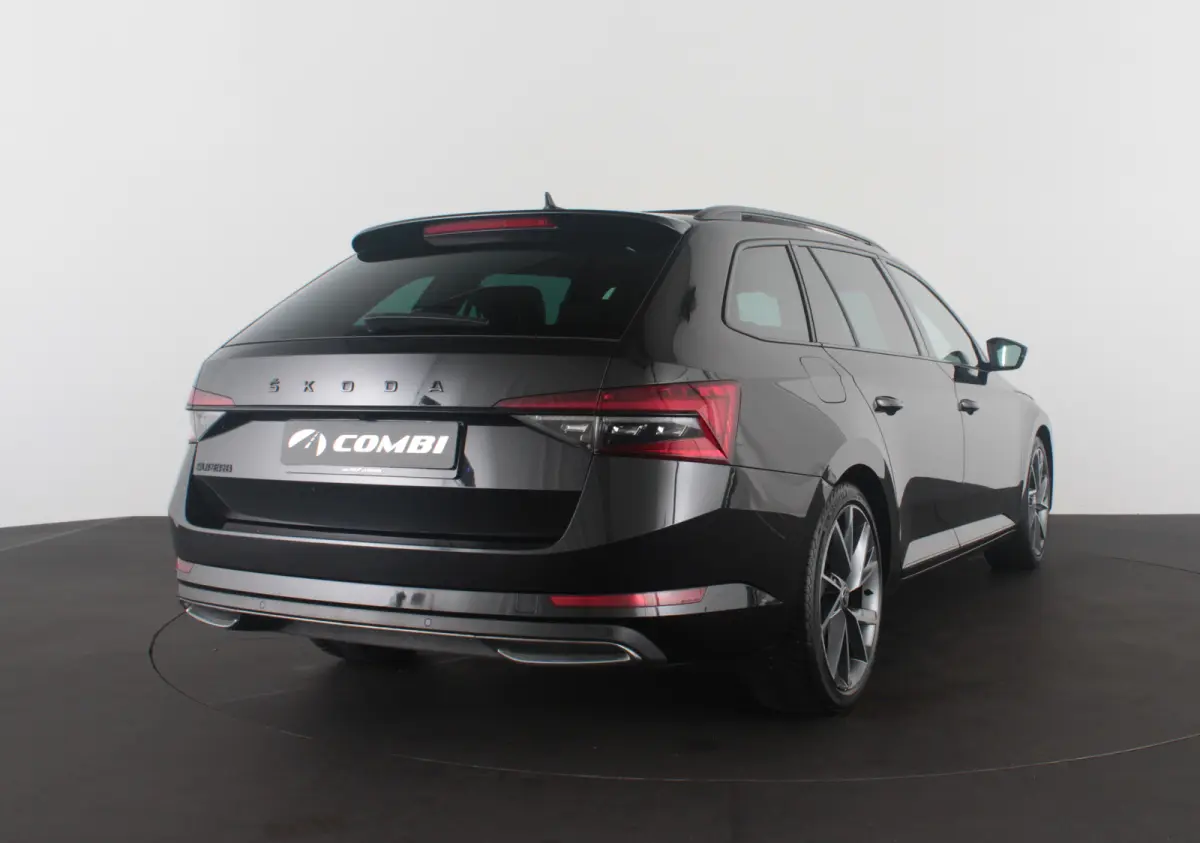 2.0 TDI SportLine > 200pk/Pano.schuif/19 Inch/Stoelverwarming/All-season...