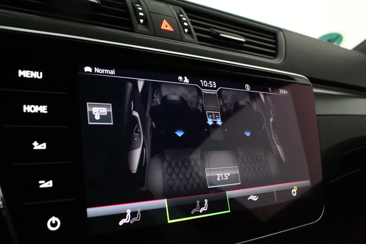 2.0 TDI SportLine > 200pk/Pano.schuif/19 Inch/Stoelverwarming/All-season...