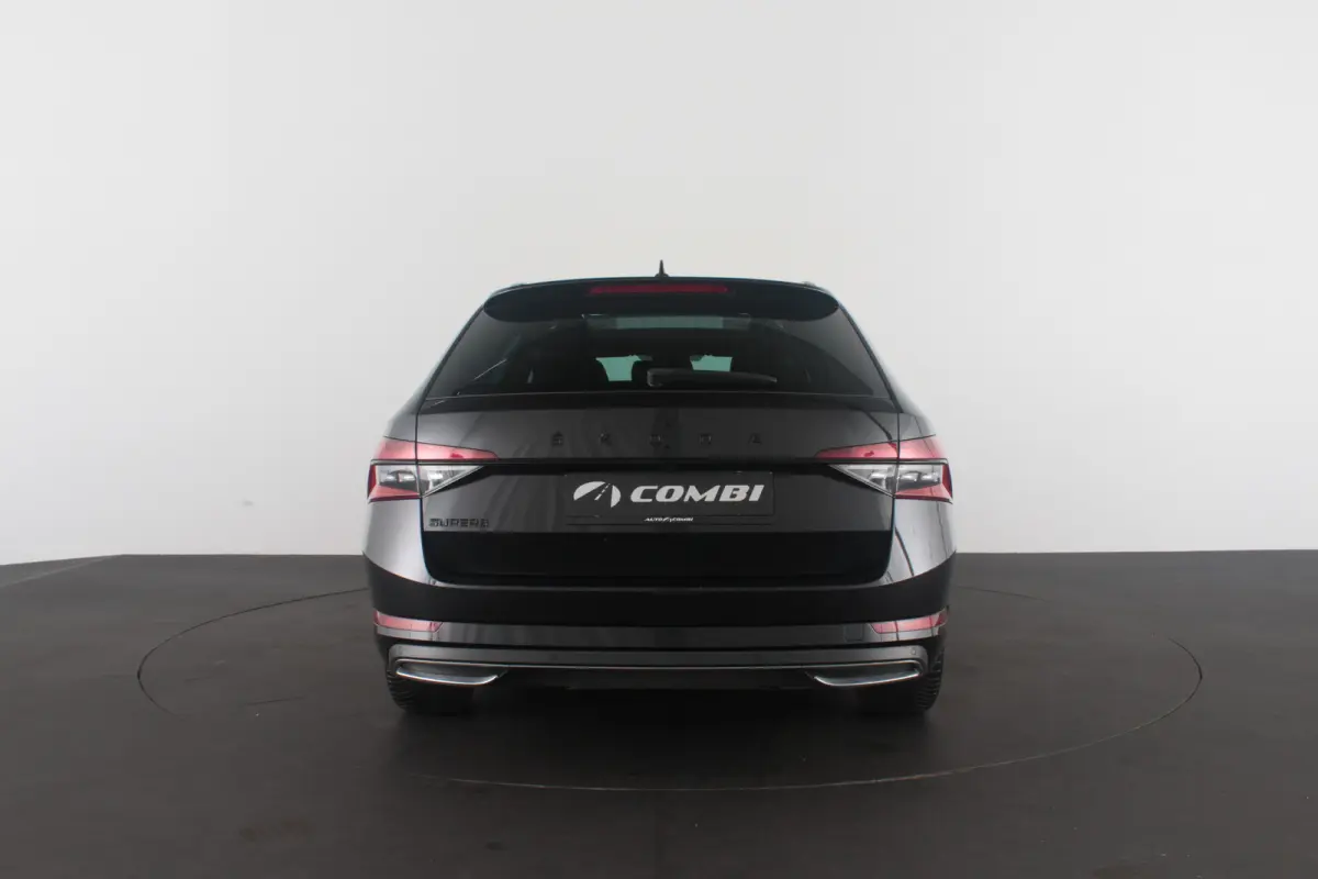 2.0 TDI SportLine > 200pk/Pano.schuif/19 Inch/Stoelverwarming/All-season...