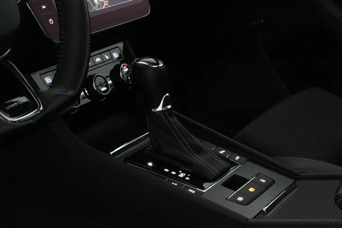 2.0 TDI SportLine > 200pk/Pano.schuif/19 Inch/Stoelverwarming/All-season...