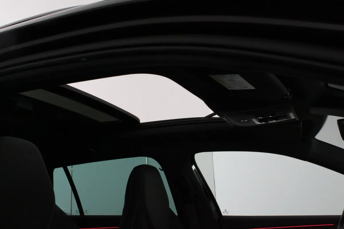 2.0 TDI SportLine > 200pk/Pano.schuif/19 Inch/Stoelverwarming/All-season...