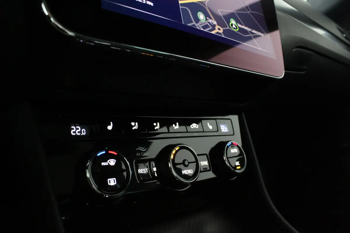 2.0 TDI SportLine > 200pk/Pano.schuif/19 Inch/Stoelverwarming/All-season...