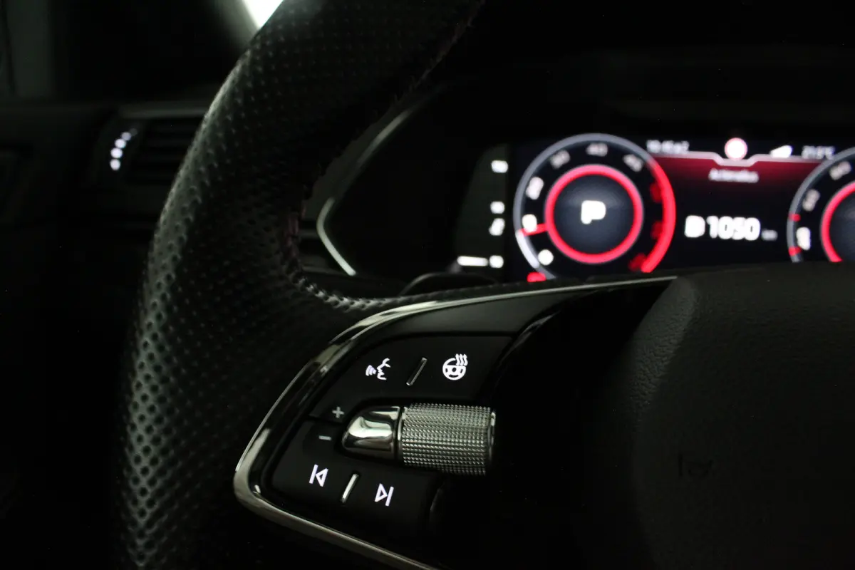 2.0 TDI SportLine > 200pk/Pano.schuif/19 Inch/Stoelverwarming/All-season...