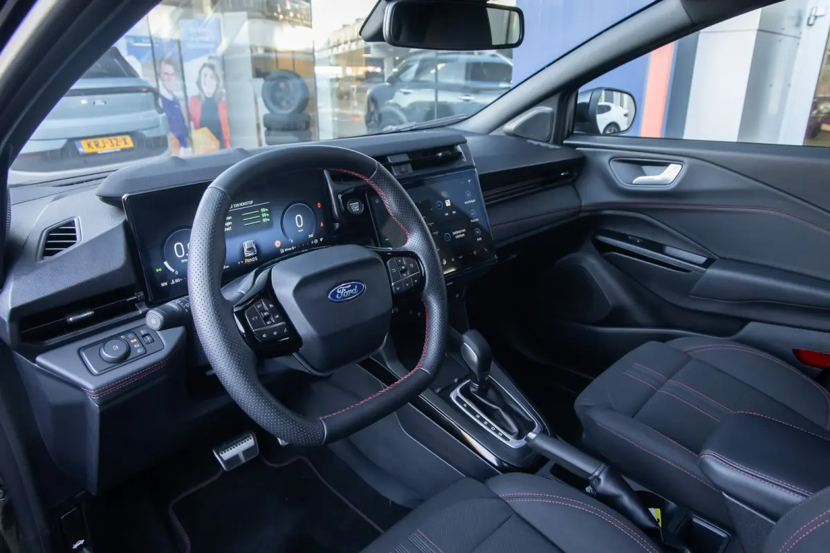 1.0 EcoBoost ST-Line | Stoel/stuur/voorruit verwarming | Camera | Apple Carplay/Android Auto | Elektrisch bedienbare achterklep | Digitaal dashboard | | Achteruitrijcamera | Apple Carplay/An