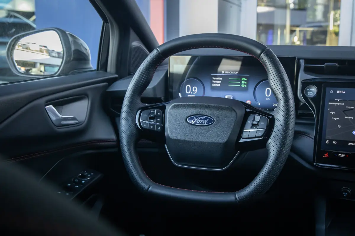 1.0 EcoBoost ST-Line | Stoel/stuur/voorruit verwarming | Camera | Apple Carplay/Android Auto | Elektrisch bedienbare achterklep | Digitaal dashboard | | Achteruitrijcamera | Apple Carplay/An