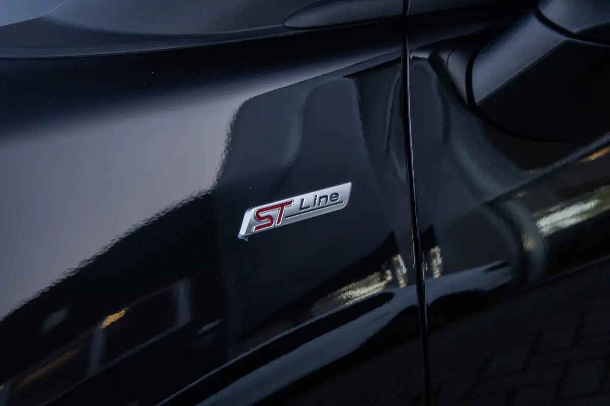1.0 EcoBoost ST-Line | Stoel/stuur/voorruit verwarming | Camera | Apple Carplay/Android Auto | Elektrisch bedienbare achterklep | Digitaal dashboard | | Achteruitrijcamera | Apple Carplay/An