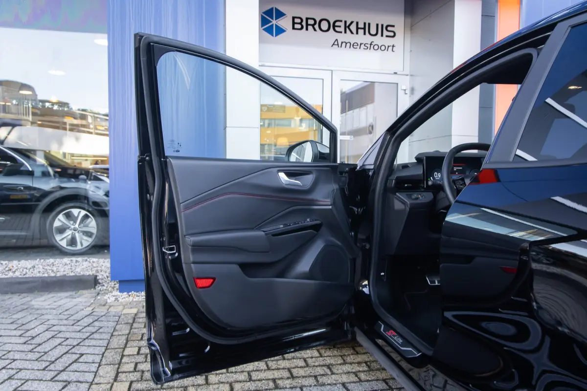 1.0 EcoBoost ST-Line | Stoel/stuur/voorruit verwarming | Camera | Apple Carplay/Android Auto | Elektrisch bedienbare achterklep | Digitaal dashboard | | Achteruitrijcamera | Apple Carplay/An