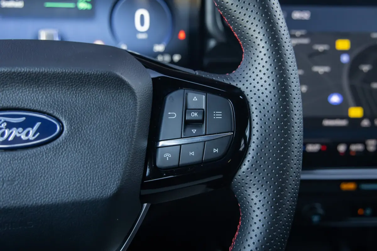 1.0 EcoBoost ST-Line | Stoel/stuur/voorruit verwarming | Camera | Apple Carplay/Android Auto | Elektrisch bedienbare achterklep | Digitaal dashboard | | Achteruitrijcamera | Apple Carplay/An