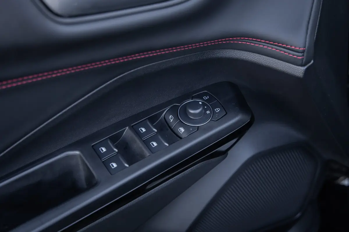1.0 EcoBoost ST-Line | Stoel/stuur/voorruit verwarming | Camera | Apple Carplay/Android Auto | Elektrisch bedienbare achterklep | Digitaal dashboard | | Achteruitrijcamera | Apple Carplay/An