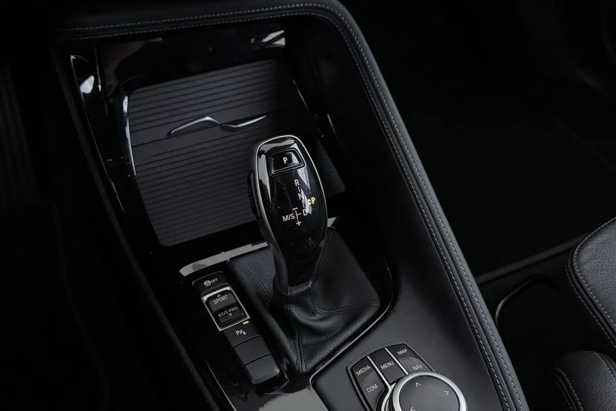 SDrive20i VDL Nedcar Edition | Trekhaak | Org NL | Facelift | Head-Up | Camera | LED | Navigatie |