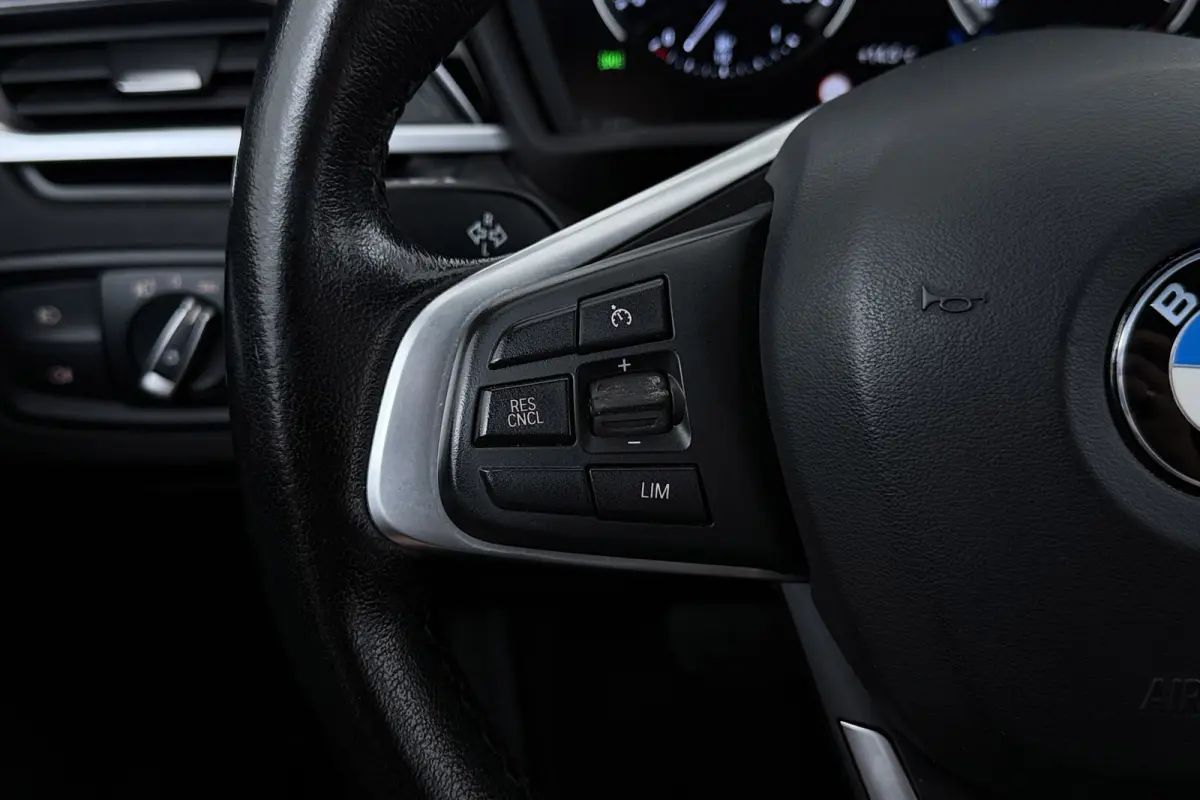 SDrive20i VDL Nedcar Edition | Trekhaak | Org NL | Facelift | Head-Up | Camera | LED | Navigatie |