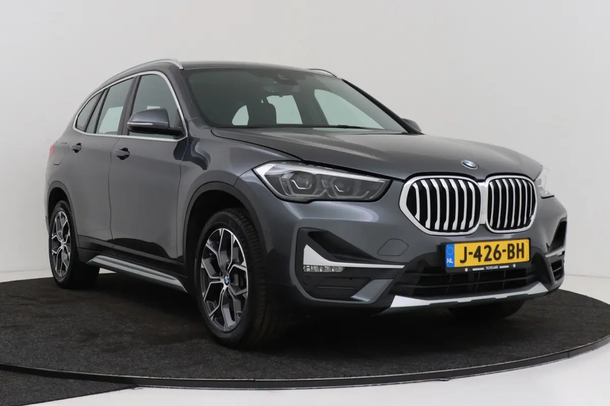 SDrive20i VDL Nedcar Edition | Trekhaak | Org NL | Facelift | Head-Up | Camera | LED | Navigatie |