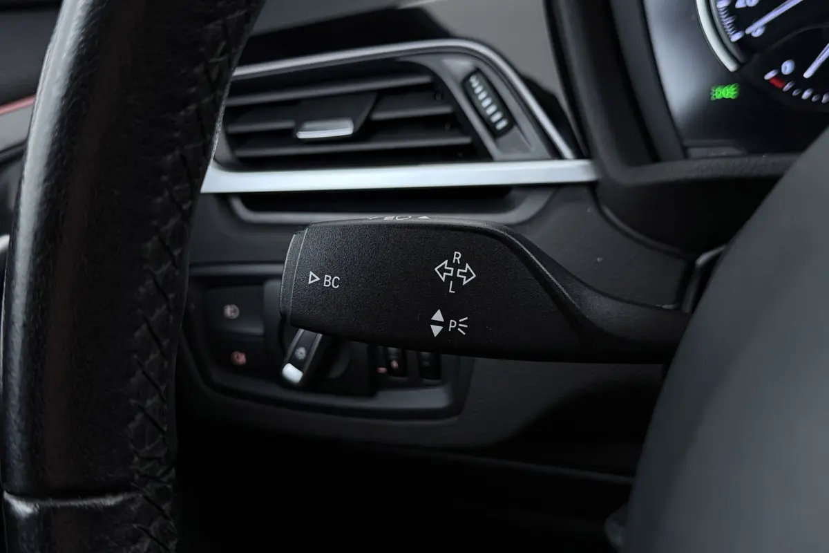 SDrive20i VDL Nedcar Edition | Trekhaak | Org NL | Facelift | Head-Up | Camera | LED | Navigatie |