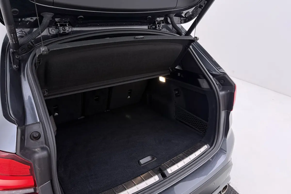 SDrive20i VDL Nedcar Edition | Trekhaak | Org NL | Facelift | Head-Up | Camera | LED | Navigatie |
