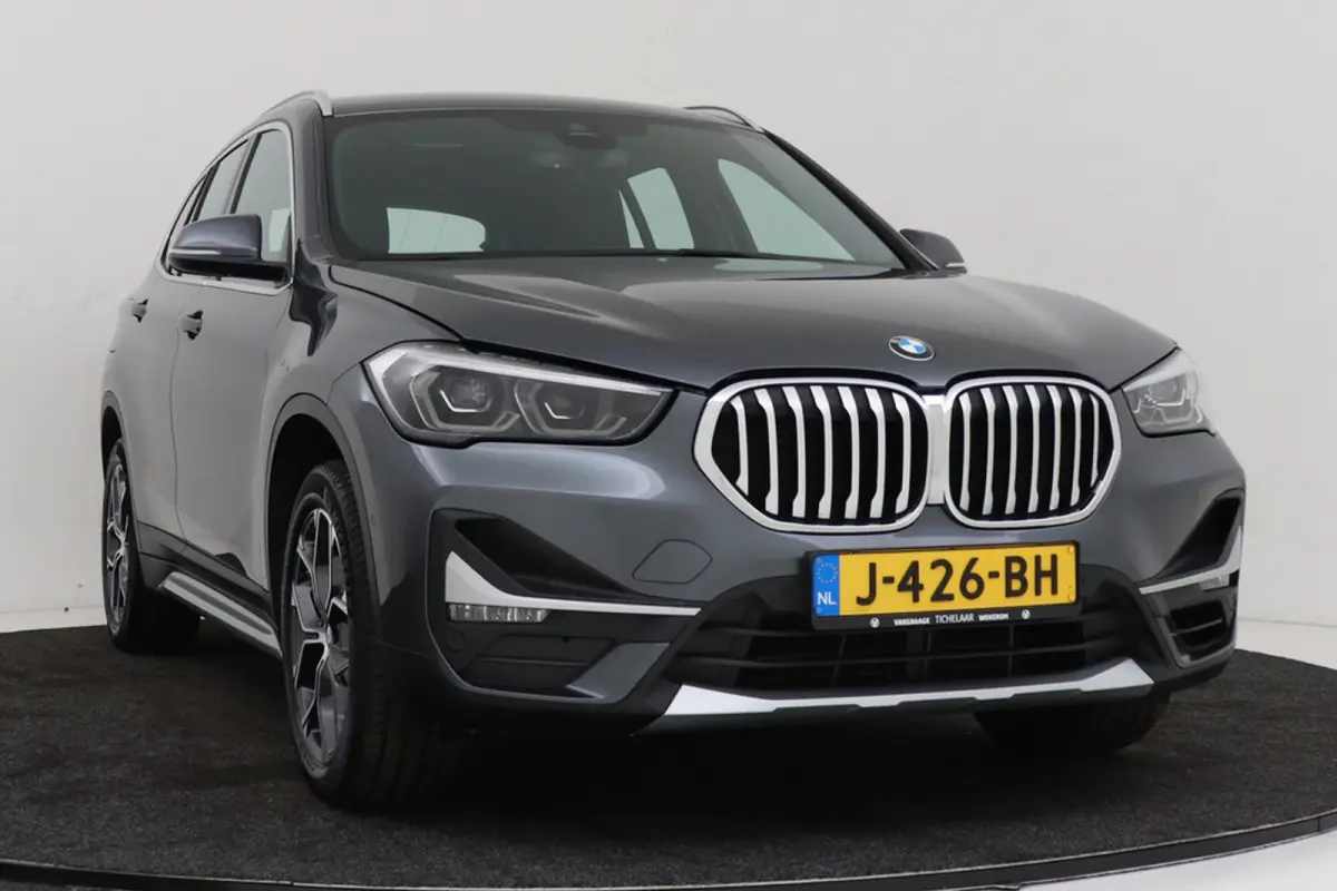 SDrive20i VDL Nedcar Edition | Trekhaak | Org NL | Facelift | Head-Up | Camera | LED | Navigatie |