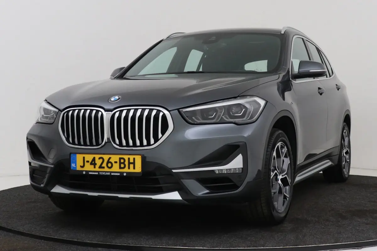 SDrive20i VDL Nedcar Edition | Trekhaak | Org NL | Facelift | Head-Up | Camera | LED | Navigatie |