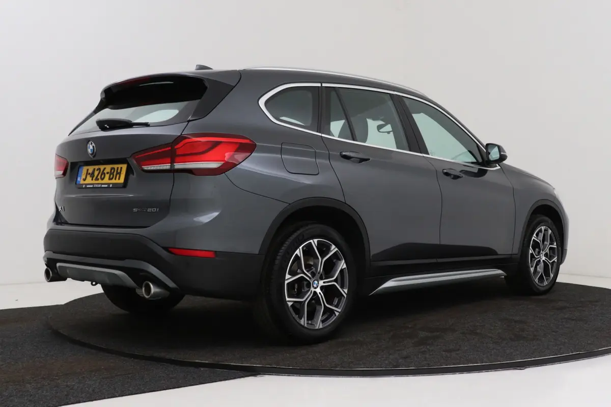 SDrive20i VDL Nedcar Edition | Trekhaak | Org NL | Facelift | Head-Up | Camera | LED | Navigatie |